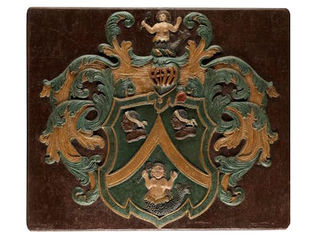 Großes geschnitztes Wappen mit Helmzier